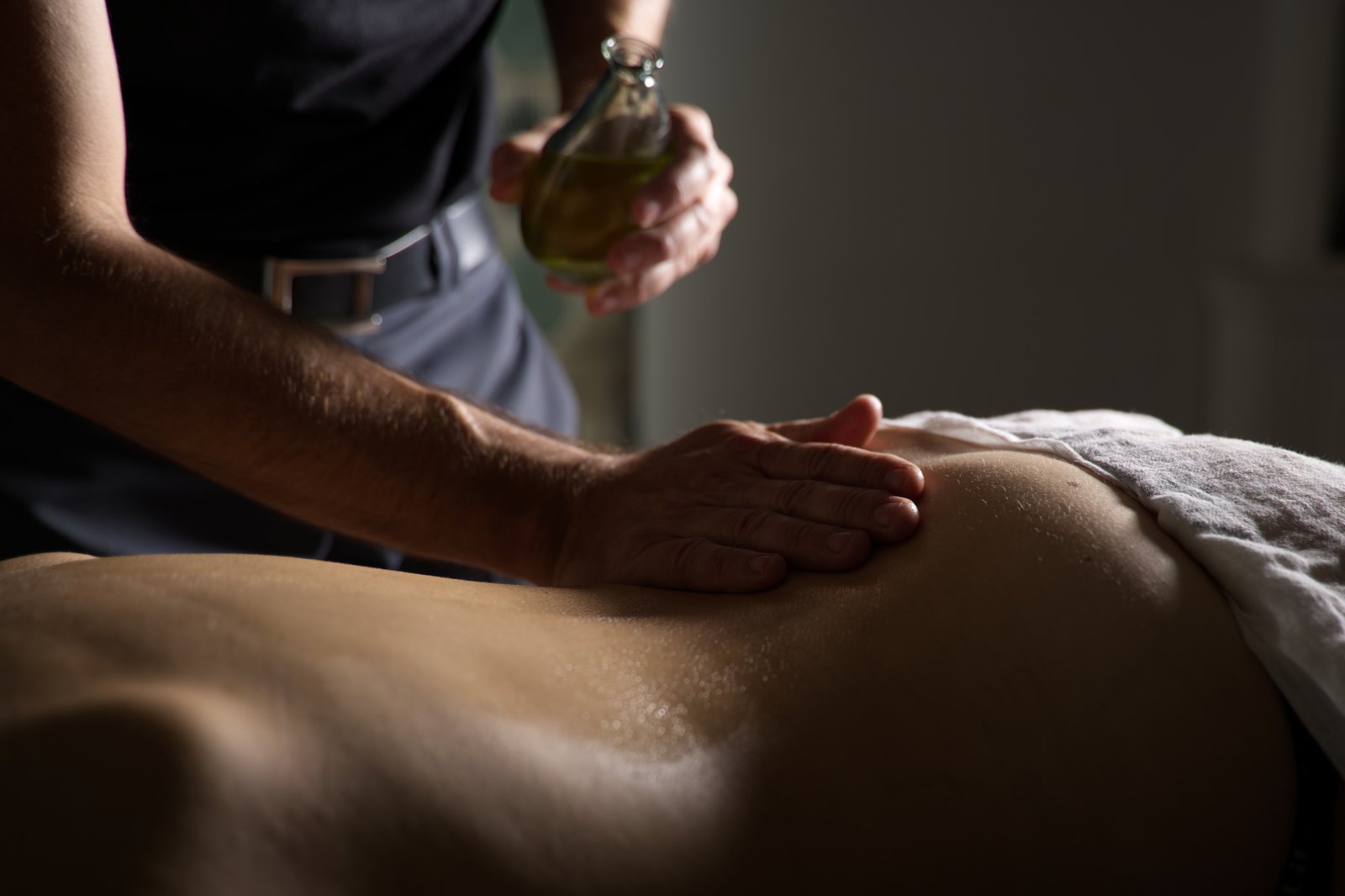 Signature Recovery Session — Olivier dJ. débutant une séance de bodywork immersif à Lyon Est